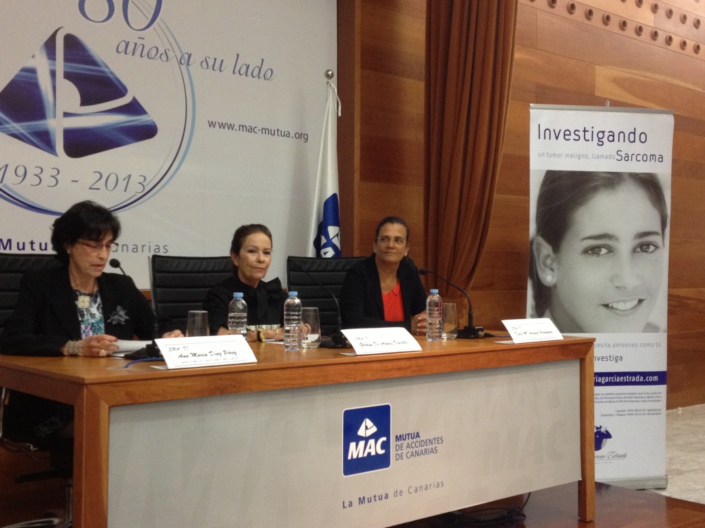 Foto Presentación: de izq a dcha, Ana María, Dra. en Historia del Arte, Gladys de Armas Trujillo, Pintora, Dulce María Acevedo Hernández, Fundadora de la FMGE.