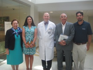 Fotografía de la visita de la Fundación María García-Estrada al Duke Cancer Institute en 2012 con el Dr. Brigman